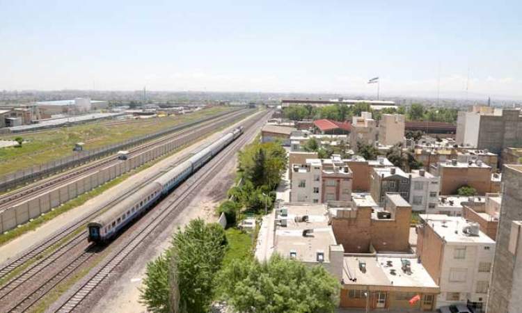 املاک موجود در حریم راه‌آهن تعیین تکلیف شود
